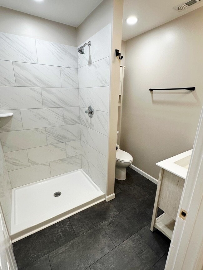 Ensuite Bathroom - 2022 Bono Rd