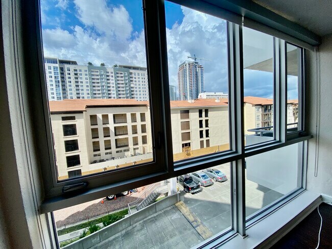 Live Downtown St. Pete two blocks from the waterfront - 470 3rd St S