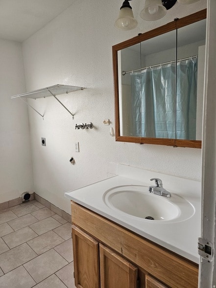 Building Photo - 215 N 400 W