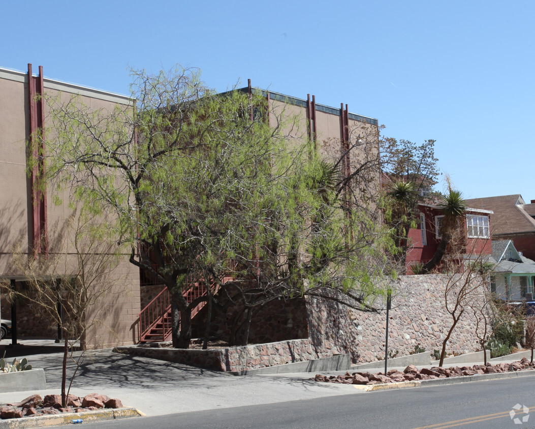 Building Photo - Sundowner Apartments