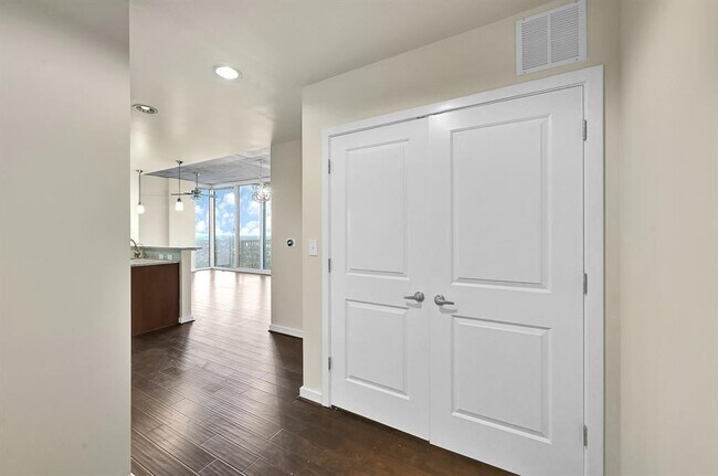 Building Photo - 5925 Almeda Rd