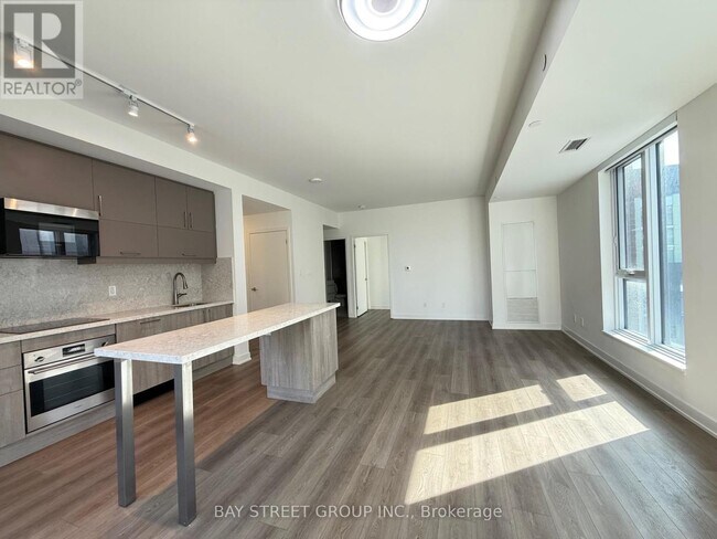 Building Photo - 38 Simcoe Promenade