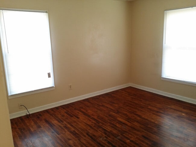 Building Photo - 907 E Avenue G