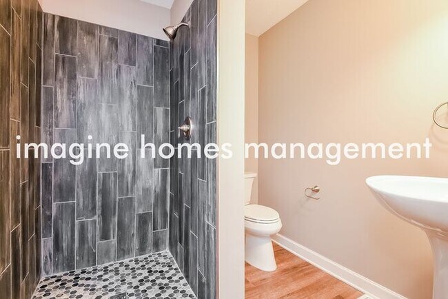Building Photo - Large 3 Bedroom Single Family Home in Olms...