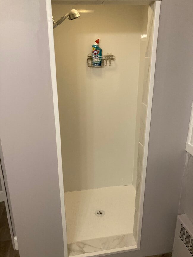 Walk-in shower - 5 Page St