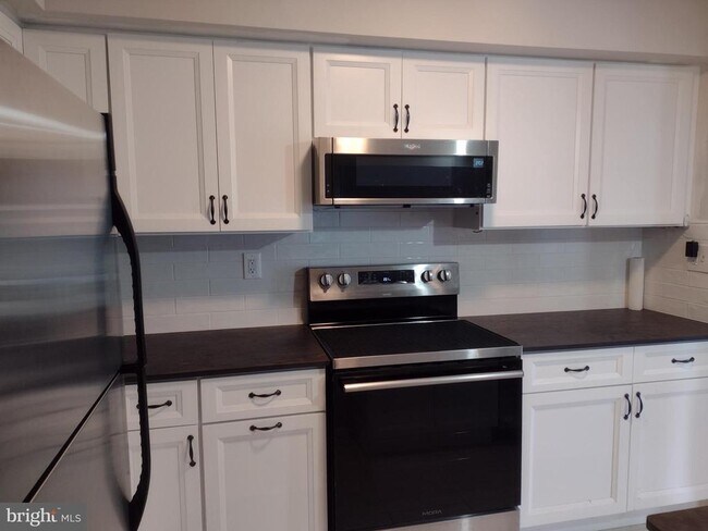 Foto del edificio - 83 Avon Ln