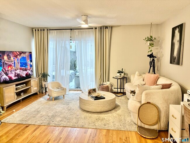 Foto del edificio - 208 Flax Hill Rd