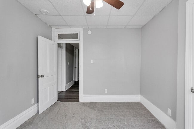 Building Photo - 5 bed 2 bath - completely updated top to b...