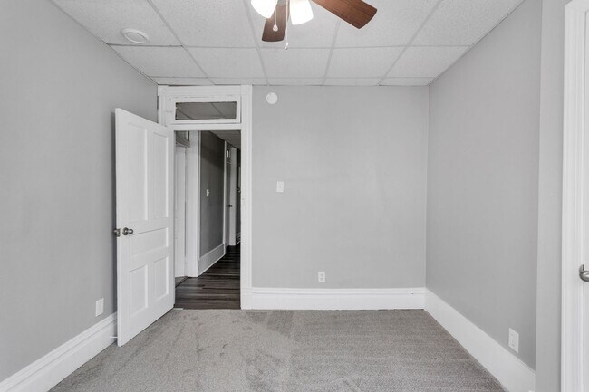 Foto del edificio - 5 bed 2 bath - completely updated top to b...