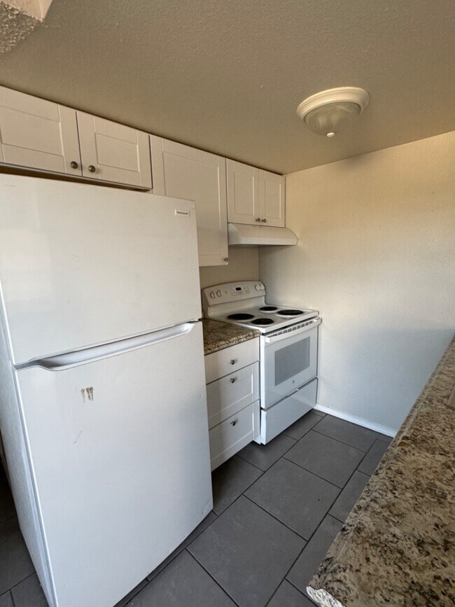 Building Photo - 916 San Pedro Dr SE