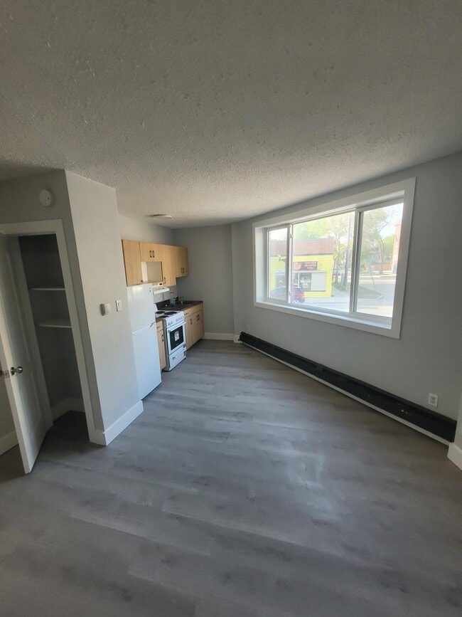 Building Photo - 570 Ellice Ave