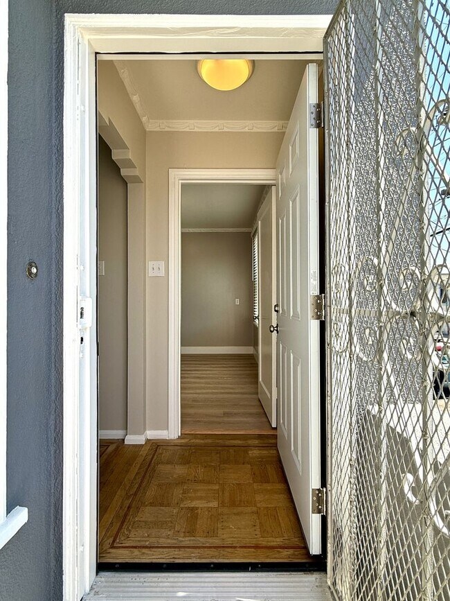 Foto del edificio - Two bedroom home for rent with large priva...