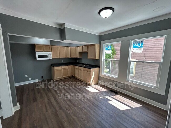 Building Photo - 33 E Shadyside Dr
