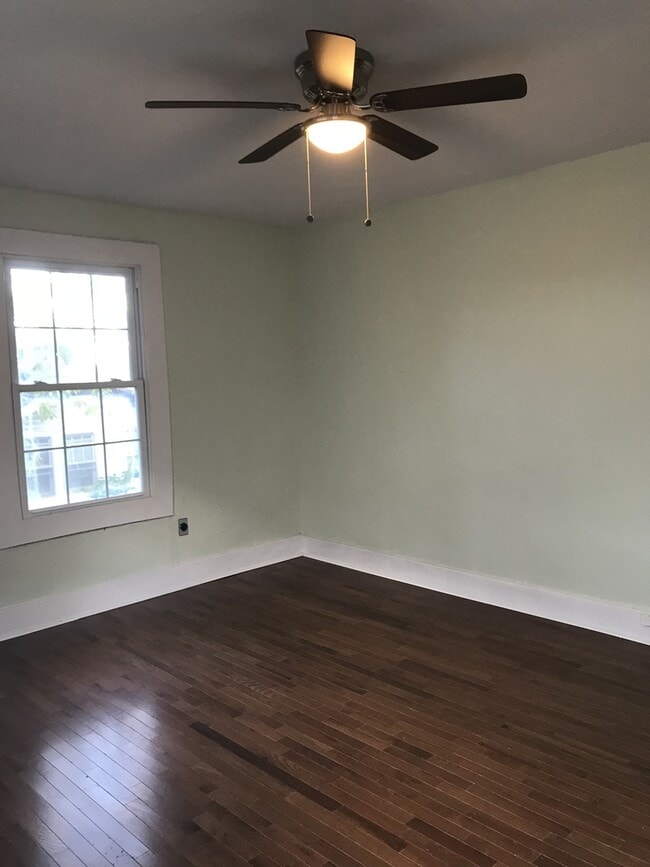 Building Photo - One Bedroom Efficiency Unit Now Available!