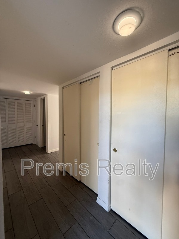 Foto del edificio - 1575 Greenlea Dr