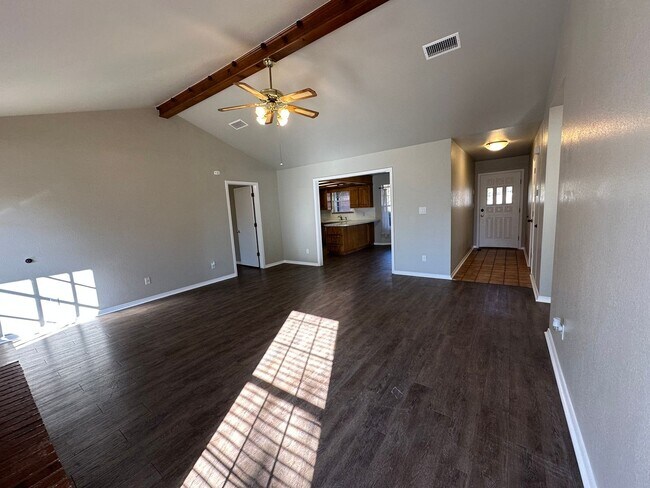 Foto del edificio - Clean, updated home on a corner lot with privacy fence and storage shed.