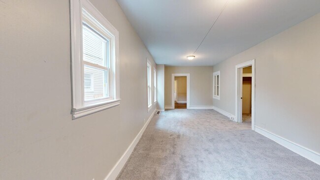 Foto del edificio - Old Brooklyn Area - 4 Bedroom - 1 Bath - Single Family Home