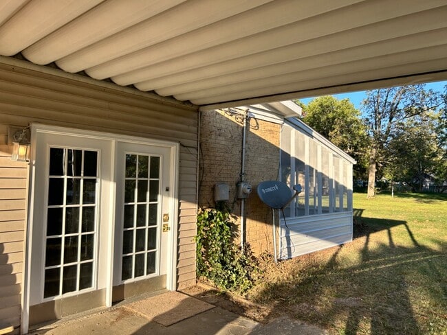 Building Photo - 414 Shady Ln