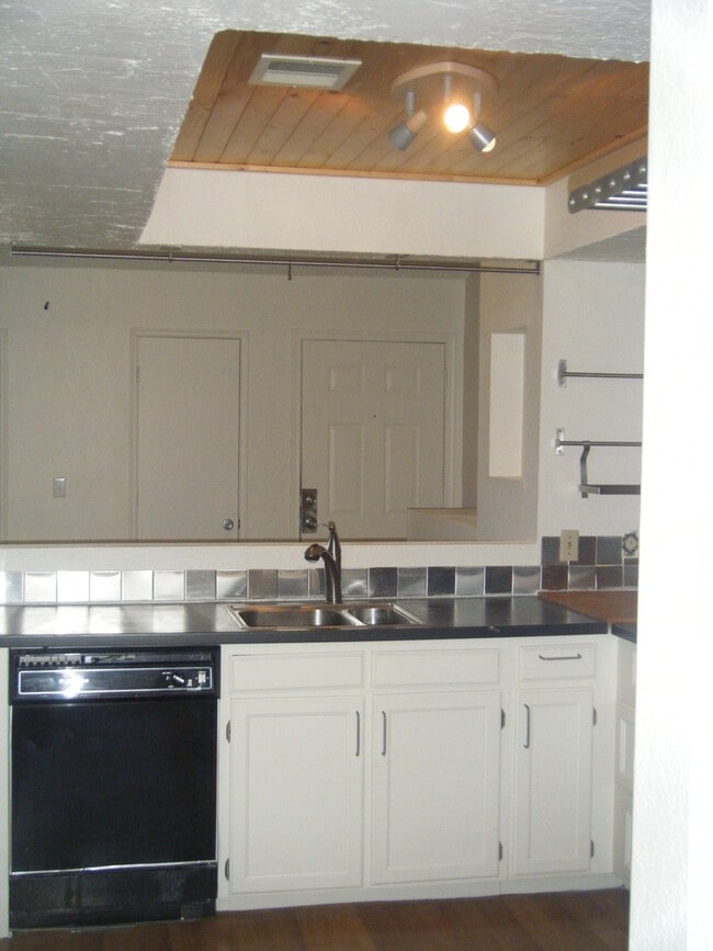 Building Photo - Uniquely Designed Floor-plan!!