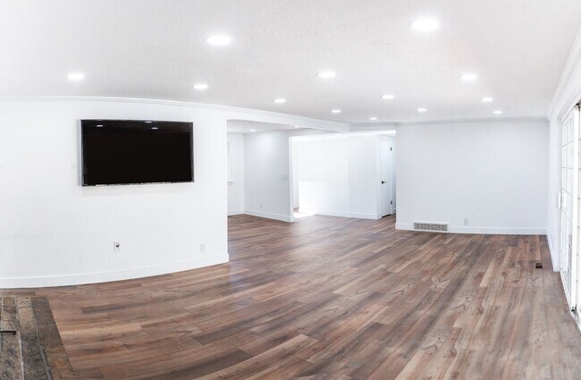 Building Photo - Stunning Home In Excellent Millcreek Locat...