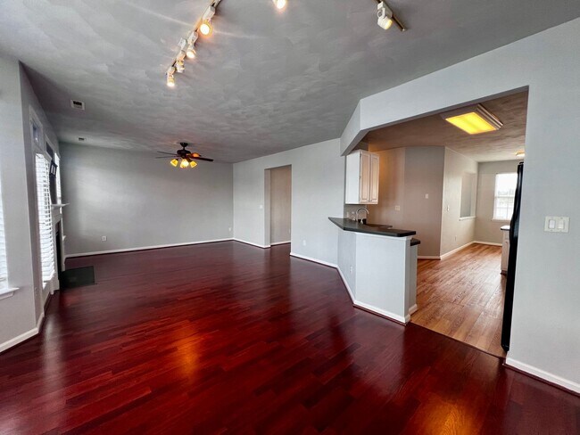 Foto del edificio - Charming Lakefront Townhome
