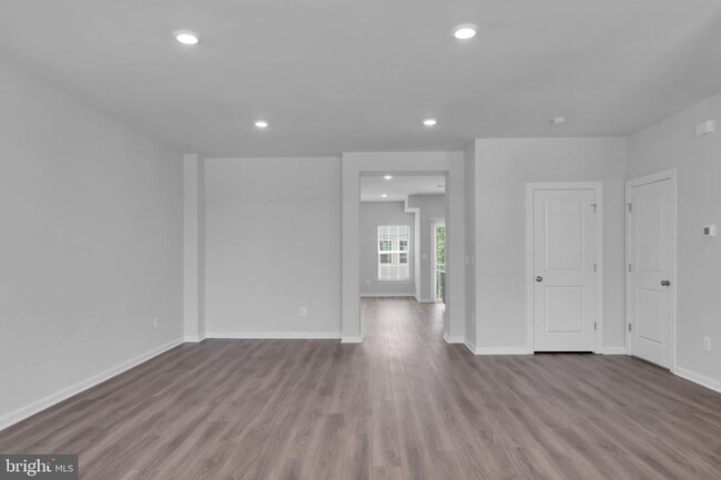 Building Photo - 9712 Vang Dr