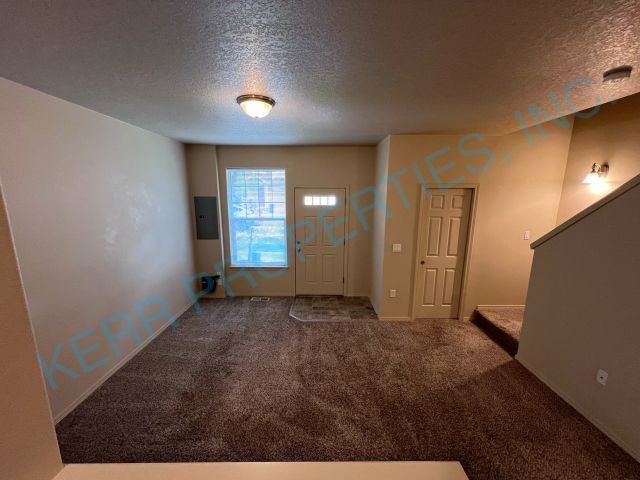 Foto del edificio - FREE RENT! Charming 3-Bedroom Townhouse in...
