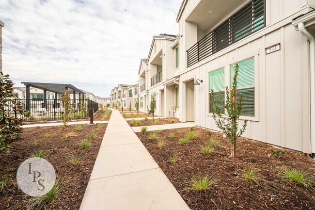 Building Photo - Brand New Modern Clovis Town Home, 3BR/2BA...