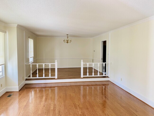 Building Photo - 404 Pinecrest Dr