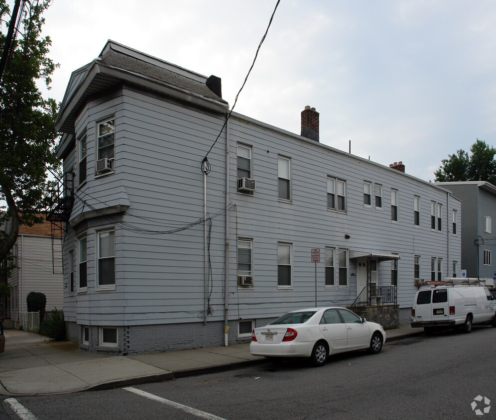 Building Photo - 67 Elm Rd