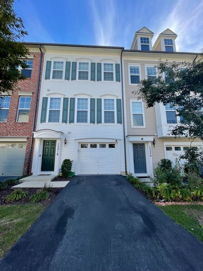 Building Photo - LOVELY WELL MAINTAINED TH IN GALLERY PARK
