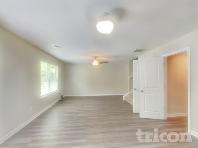 Foto del edificio - 325 Nutwood Trce