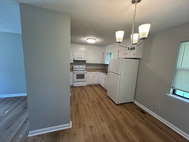 Foto del edificio - 3br 1.5 ba available now