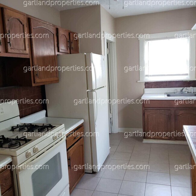 Building Photo - House with yard and appliances