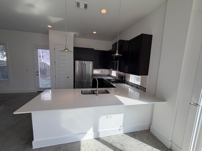 Building Photo - Midtown Modern Brentwood - Dynamite Home