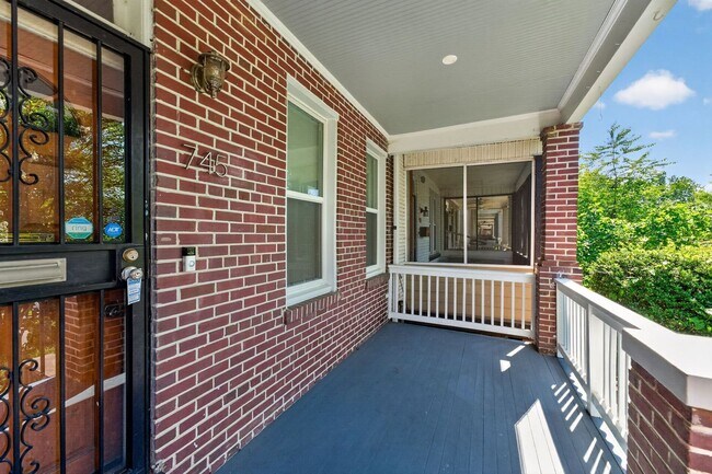Foto del edificio - 745 Irving St NW