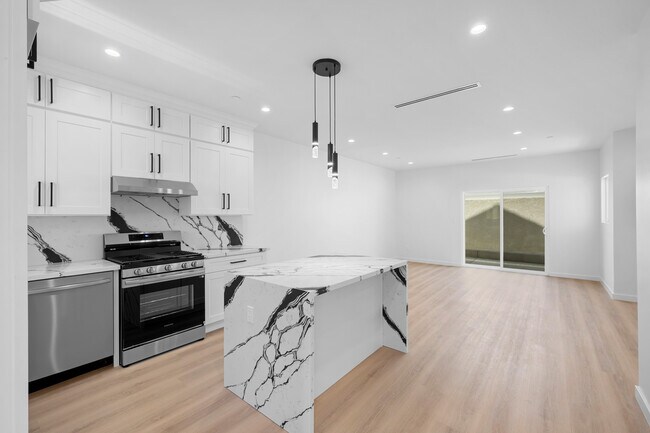 Foto del edificio - 8460 Glencrest Dr