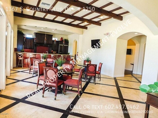 Building Photo - 1367 S Country Club Dr