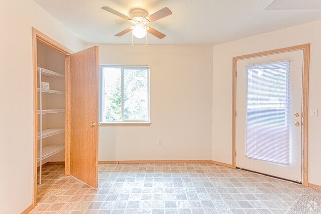 2BR, 2BA - 981 SF - Evergreen Village