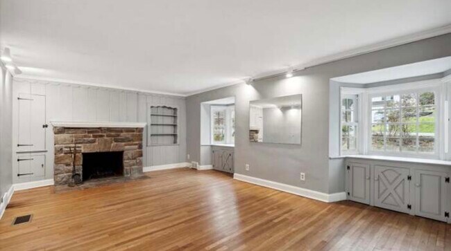 Foto del edificio - 4240 Fairview Ave