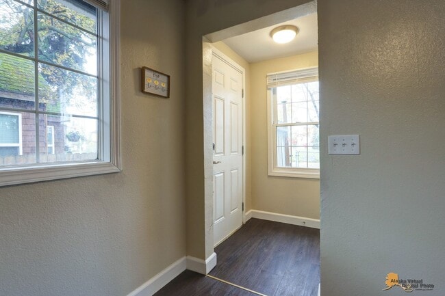 Building Photo - Updated Single Family Home with a Spacious...