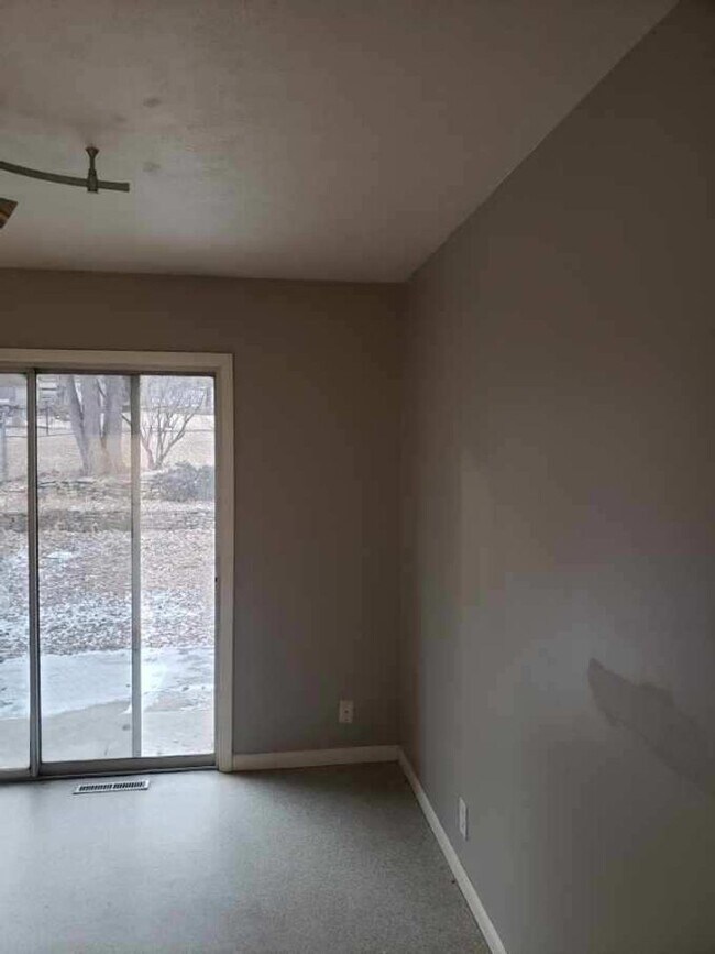 Foto del edificio - COMING SOON- Great location and layout for families or roomates, 3 bed 1.5 bath $1,825