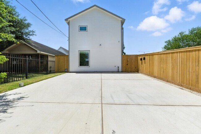 Foto del edificio - 3902 McKinley St