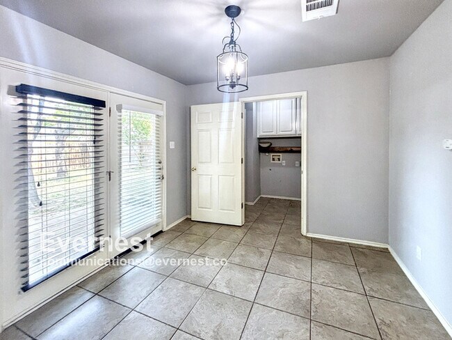 Foto del edificio - 4-Bedroom, 2.5-Bathroom Home in a Convenie...