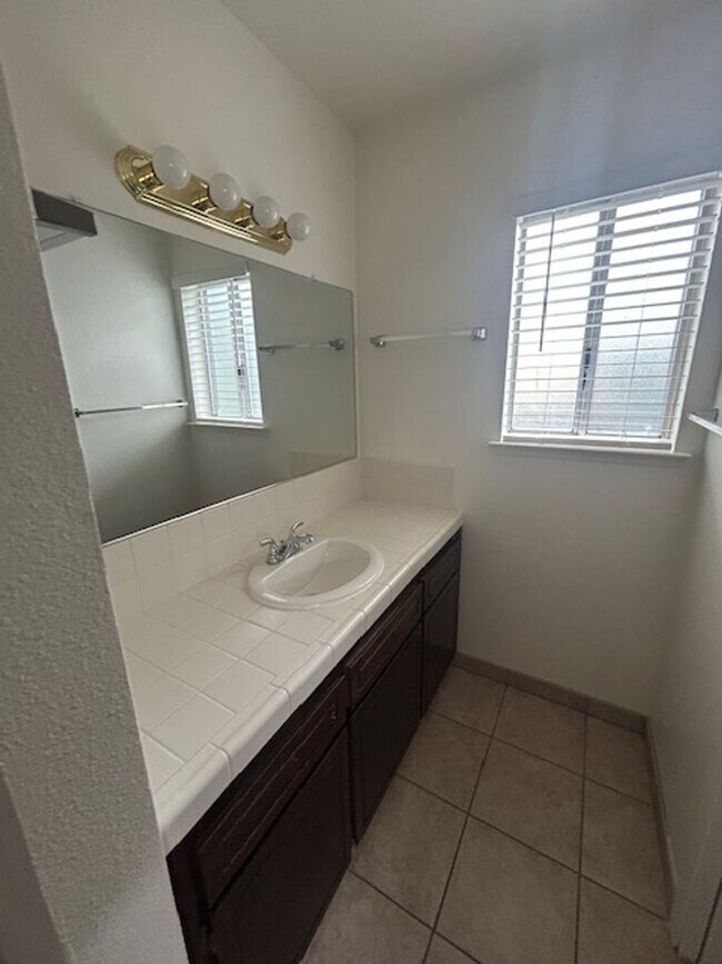 Foto del edificio - *** MOVE IN SPECIAL - $300.00 OFF FIRST MONTHS RENT***