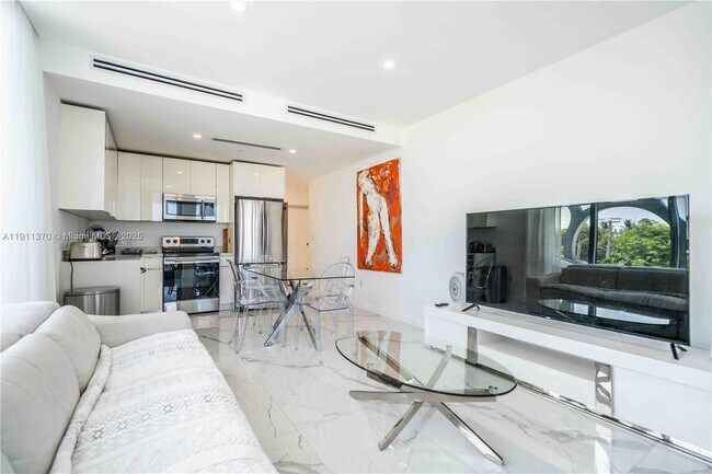 Foto del edificio - 8425 Crespi Blvd