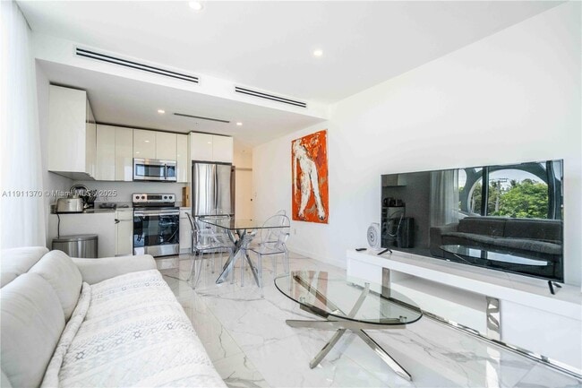 Building Photo - 8425 Crespi Blvd