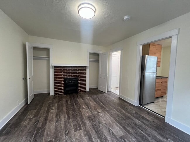 Building Photo - Updated 1BR Apartment