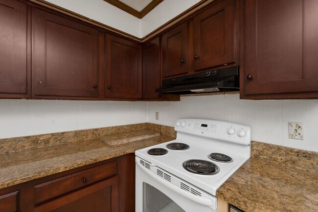 Building Photo - 4 bed/3 bath home in Pembroke Meadows near...
