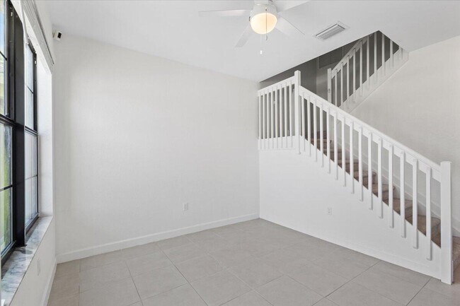 Building Photo - 10043 W Villa Cir